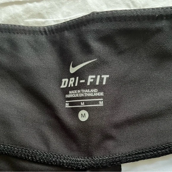 ⭐️ Like New! Nike Women's Dri-Fit Black Training Cropped Pants (Sz M) ⭐️ - Picture 2 of 12